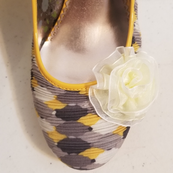 Yellow and Gray with rose heels size 8 - Picture 4 of 8